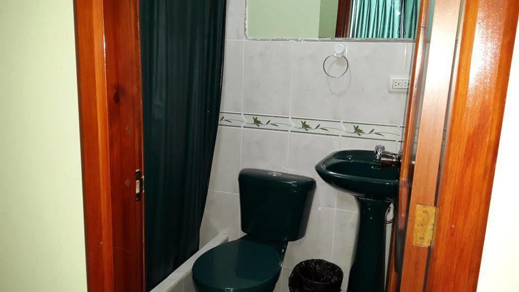 Hostal Los Lirios ロハ エクステリア 写真