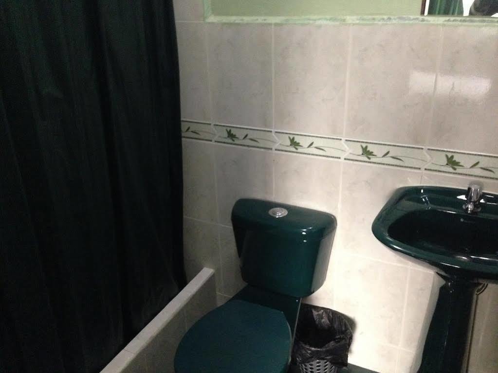 Hostal Los Lirios ロハ エクステリア 写真